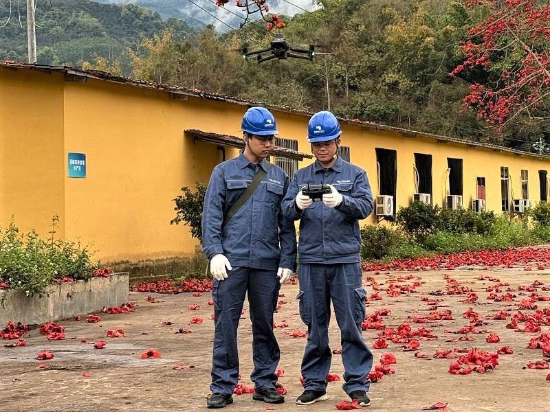 1775124341354826.jpg 圖為黨員服務隊員利用無人機對園區線路進行飛巡排查線路隱患.jpg